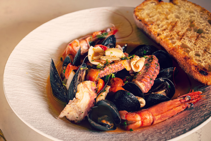 Seafood pasta with prawns, mussels and grilled bread