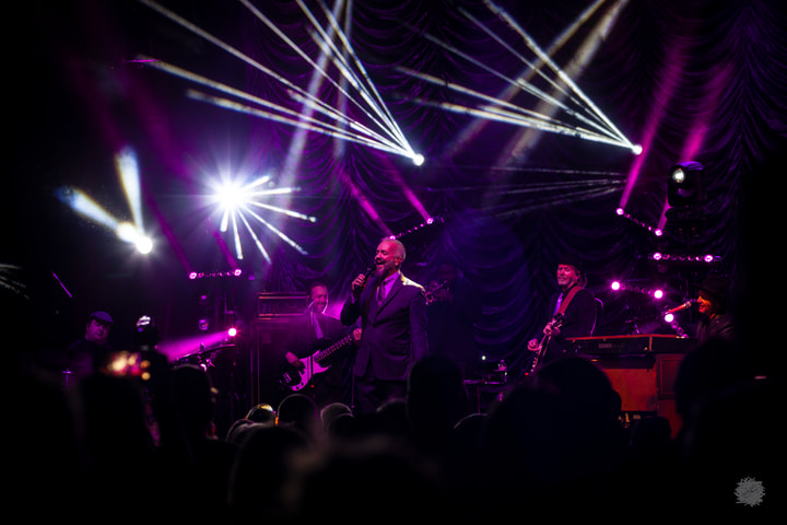 Band under crossing purple beams